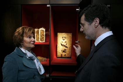Mrs. Cavaco Silva visits Jorge Welsh's gallery in Lisbon