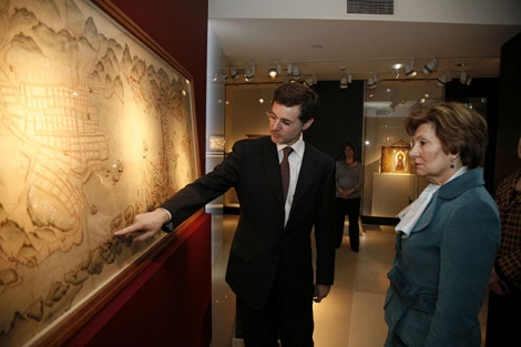 Mrs. Cavaco Silva, wife of Portuguese President visits Jorge Welsh’s new gallery in Lisbon