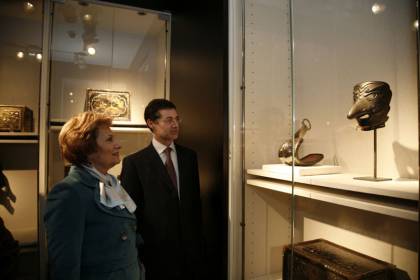 Mrs. Cavaco Silva visits Jorge Welsh's gallery in Lisbon