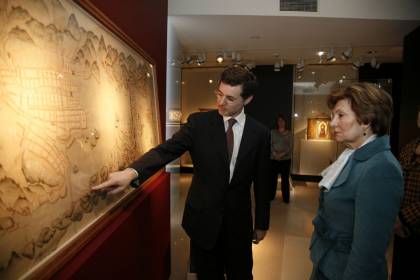 Mrs. Cavaco Silva visits Jorge Welsh's gallery in Lisbon