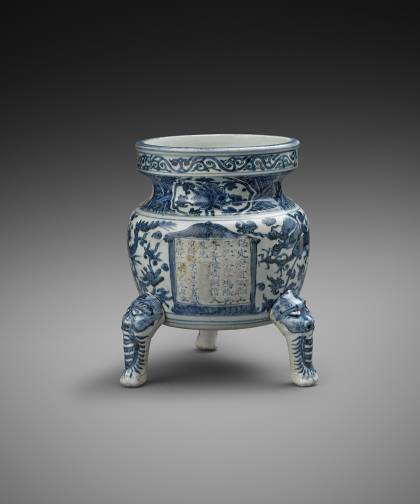 Blue and White Tripod Censer (height: 26 cm; diameter: 19.5 cm)